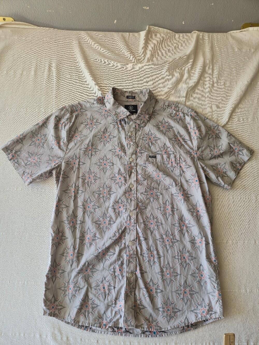 Volcom Classic Fit Short Sleeve Button-Up Shirt Large